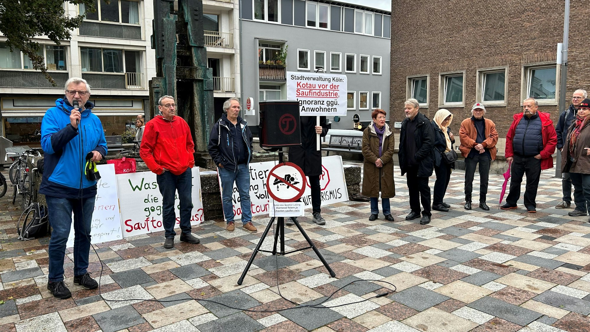 Andreas Hupke spricht bei der Demo vor dem Rathaus.