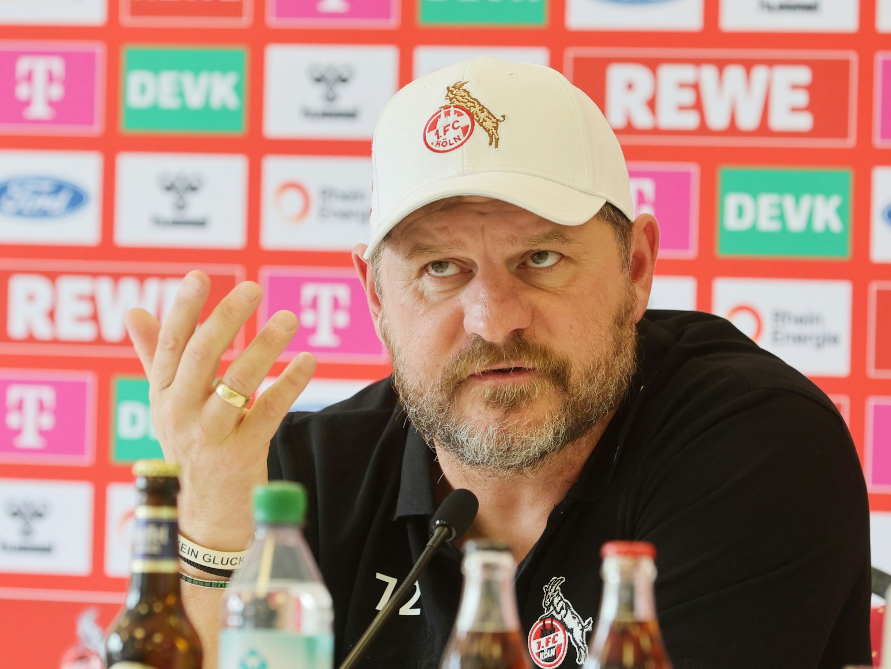 Steffen Baumgart auf einer Pressekonferenz.