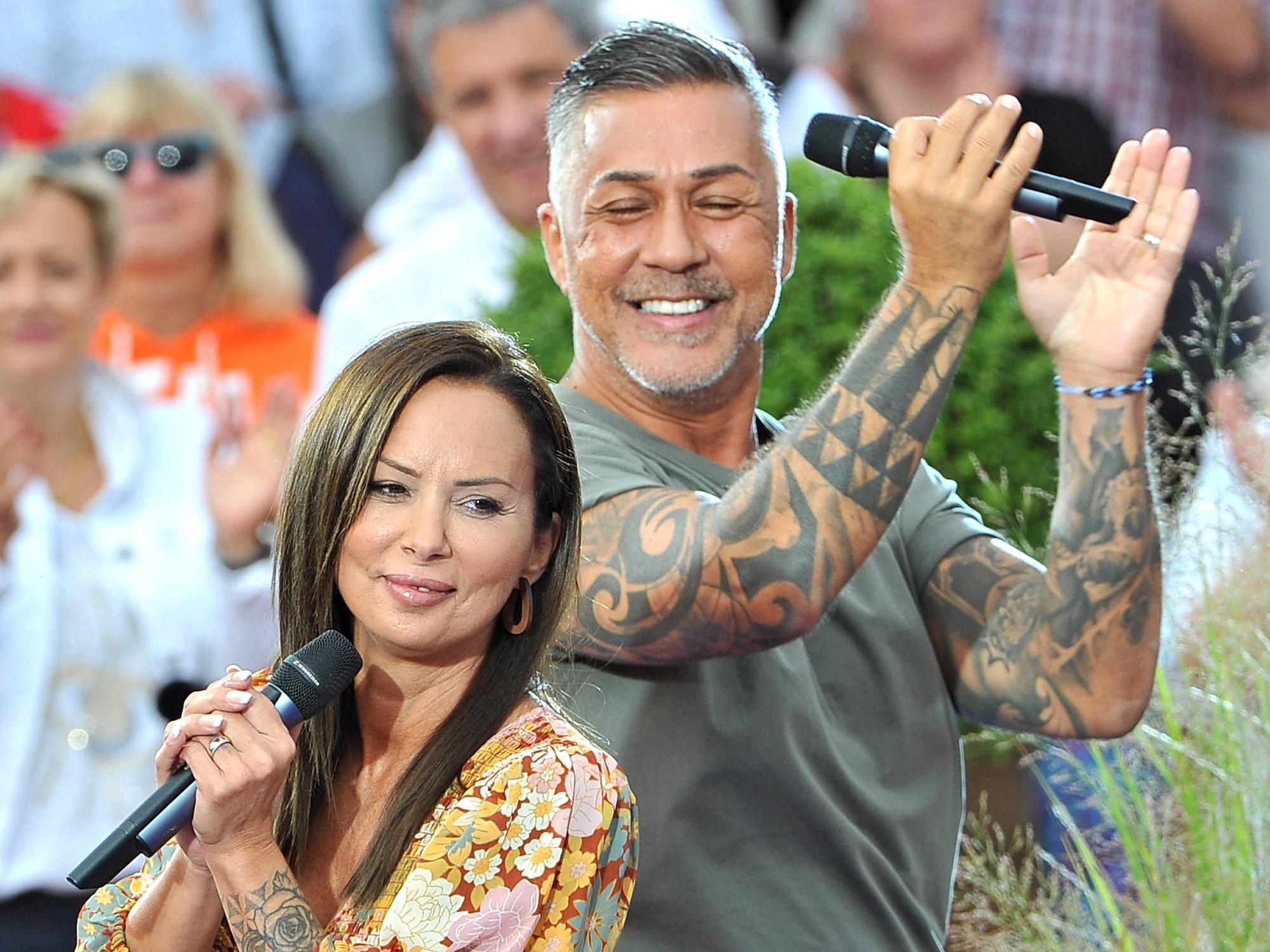 Mike Leon und Daniela Grosch während der ARD - Unterhaltungsshow „Immer wieder sonntags“ am 27.08.2023 im Europapark Rust.