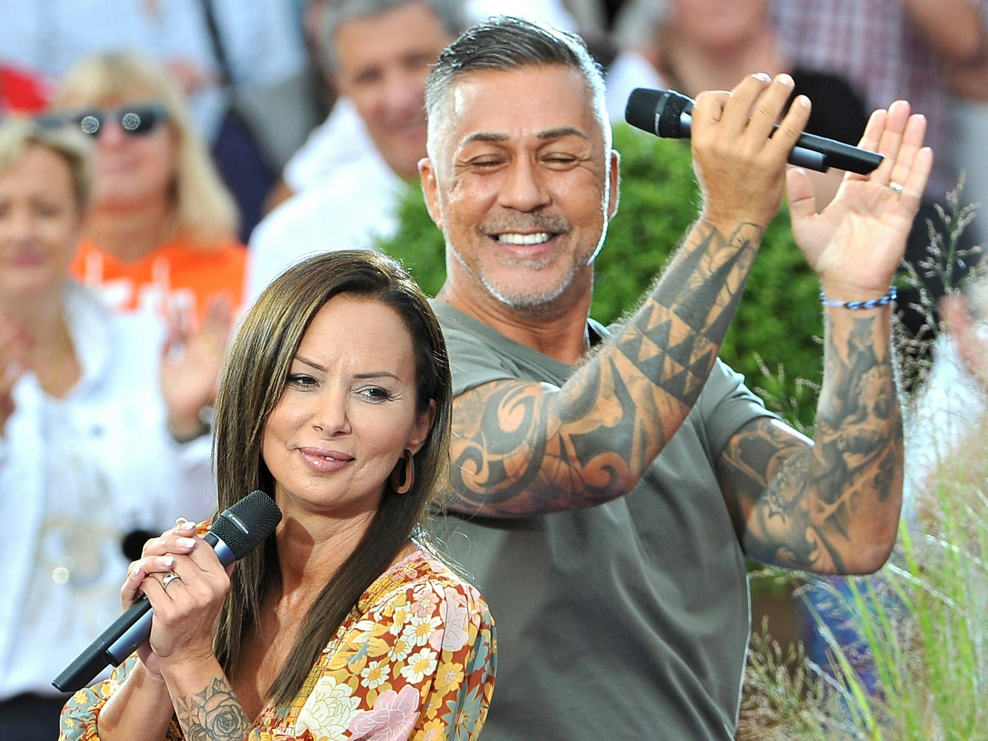 Mike Leon und Daniela Grosch während der ARD - Unterhaltungsshow „Immer wieder sonntags“ am 27.08.2023 im Europapark Rust.