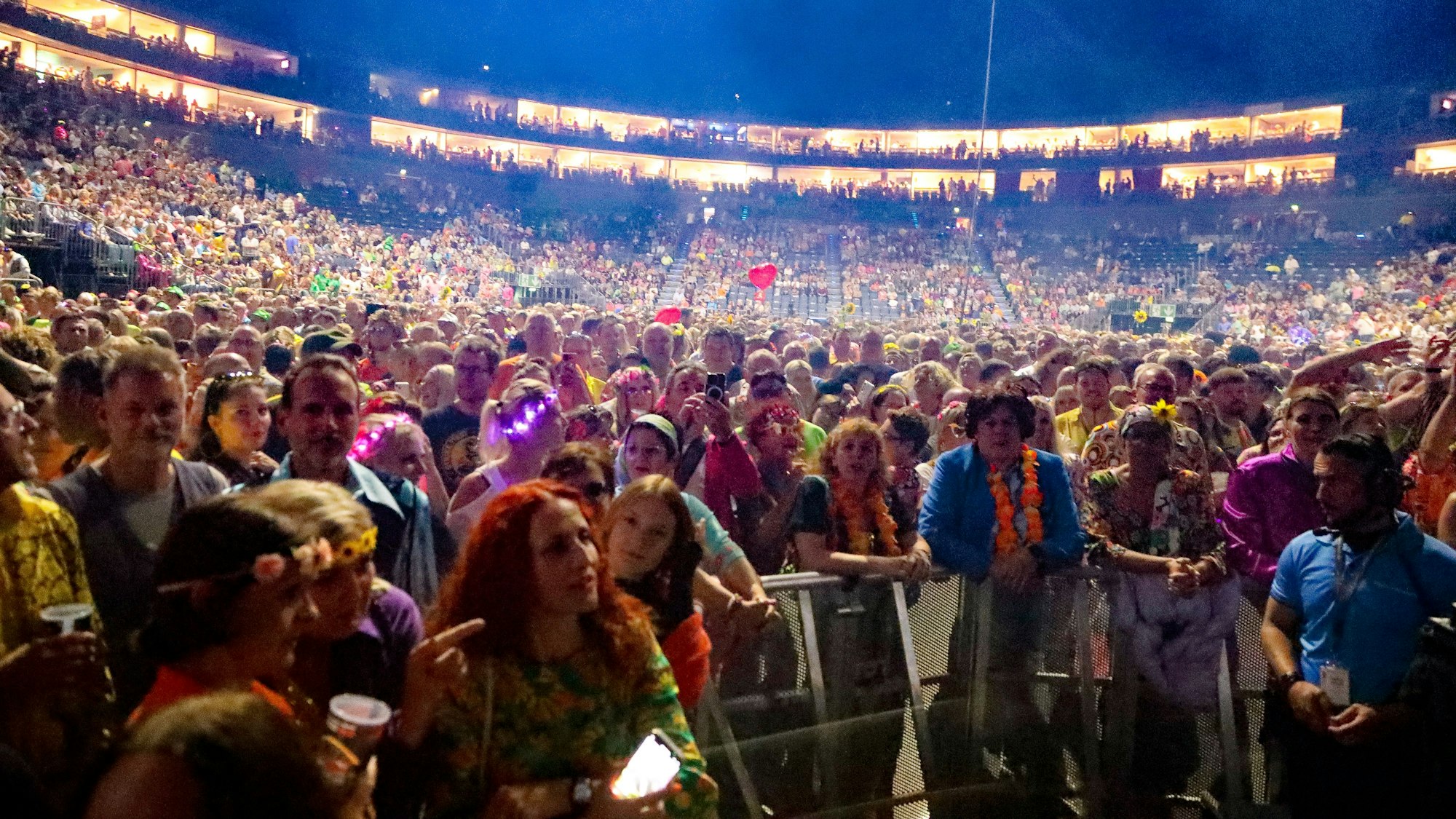 Blick auf die Tribünen und die Fans bei einem Konzert in der Kölner Lanxess-Arena.
