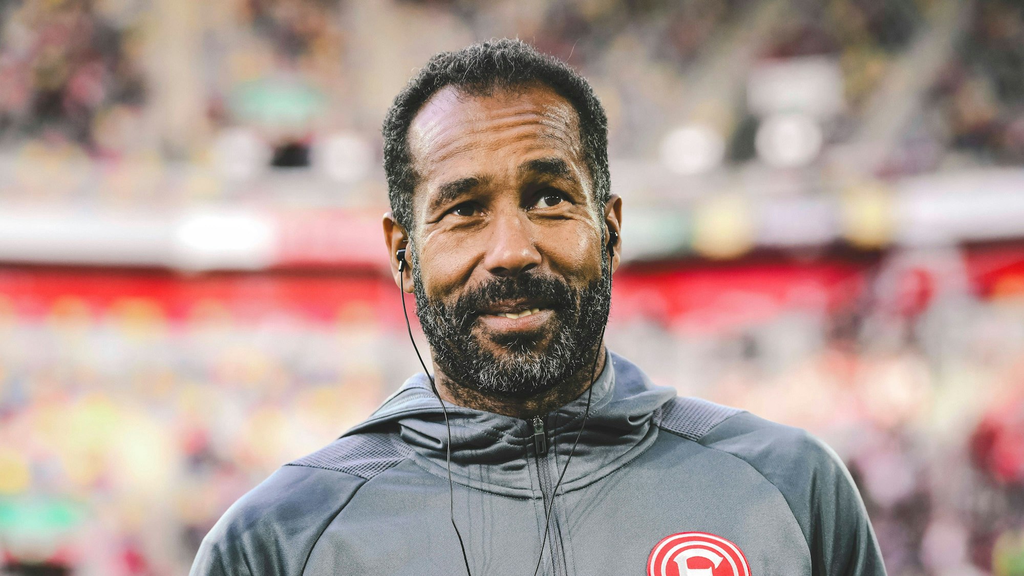 Fortuna Düsseldorfs Cheftrainer Daniel Thioune steht vor dem Spiel gegen den VfL Osnabrück auf dem Platz.