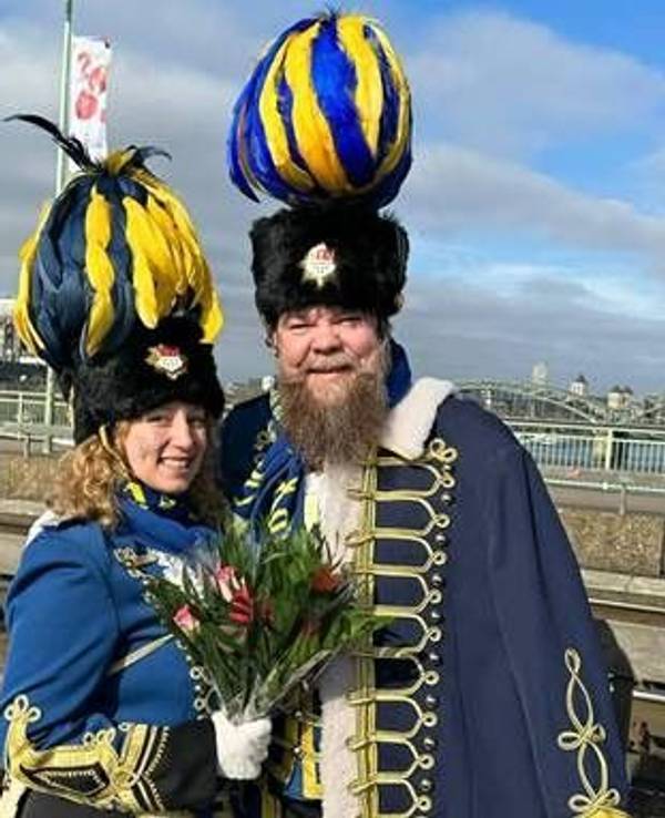 Rumtreiber-Frontmann Timo Hamacher und seine damalige Freundin Jana beim Rosenmontagszug 2023.