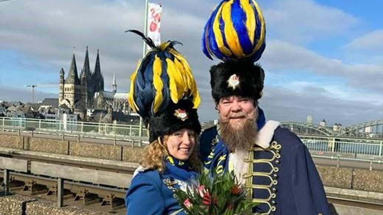 Rumtreiber-Frontmann Timo Hamacher und seine damalige Freundin Jana beim Rosenmontagszug 2023.
