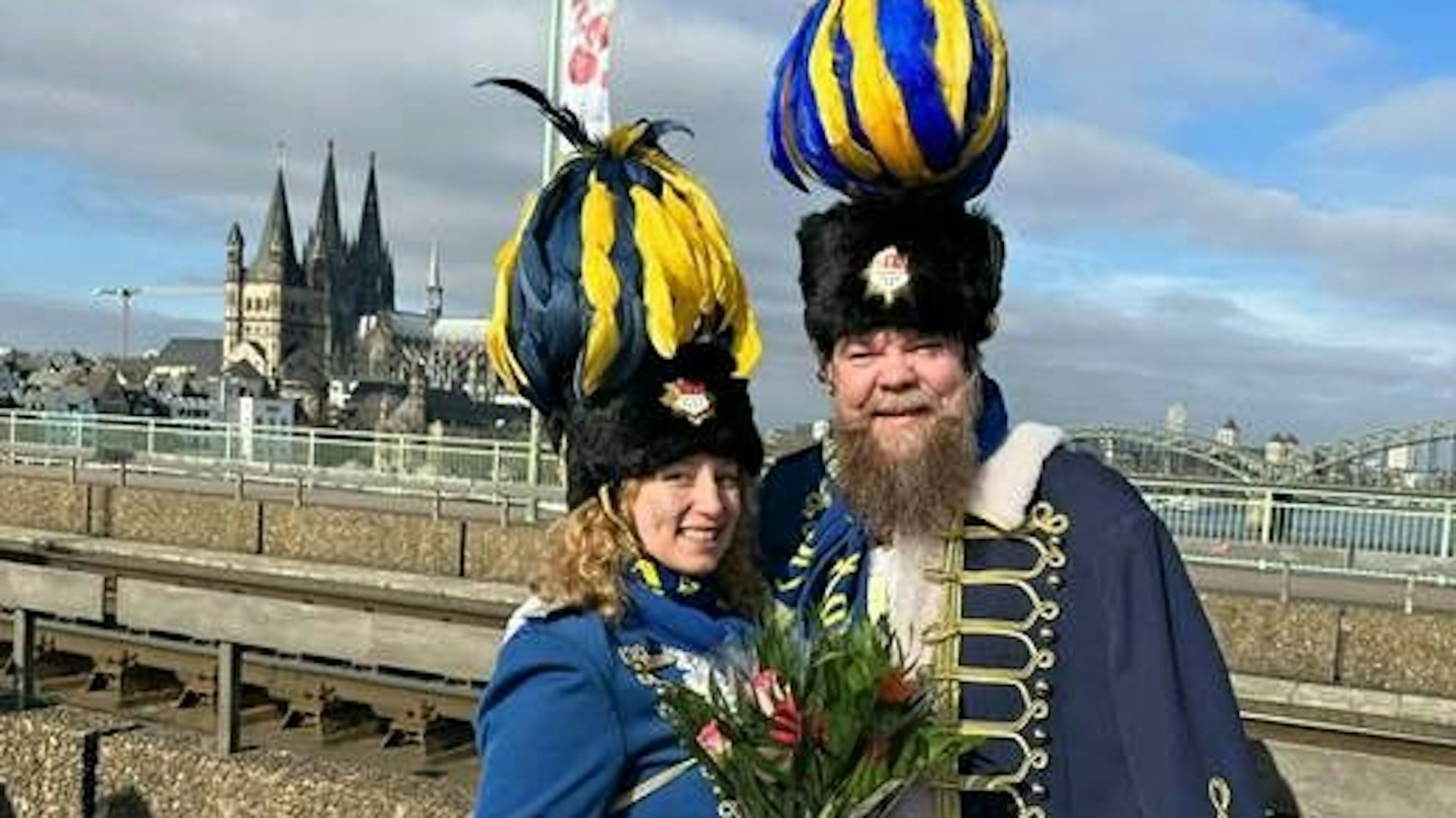 Rumtreiber-Frontmann Timo Hamacher und seine damalige Freundin Jana beim Rosenmontagszug 2023.