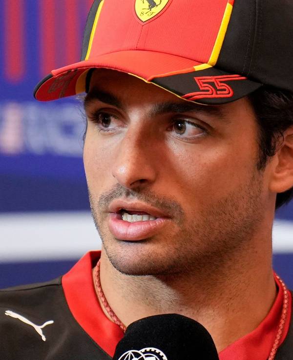 Ferrari-Pilot Carlos Sainz am 19. Oktober 2023 auf der Pressekonferenz vor dem Großen Preis der Formel 1 in den USA.