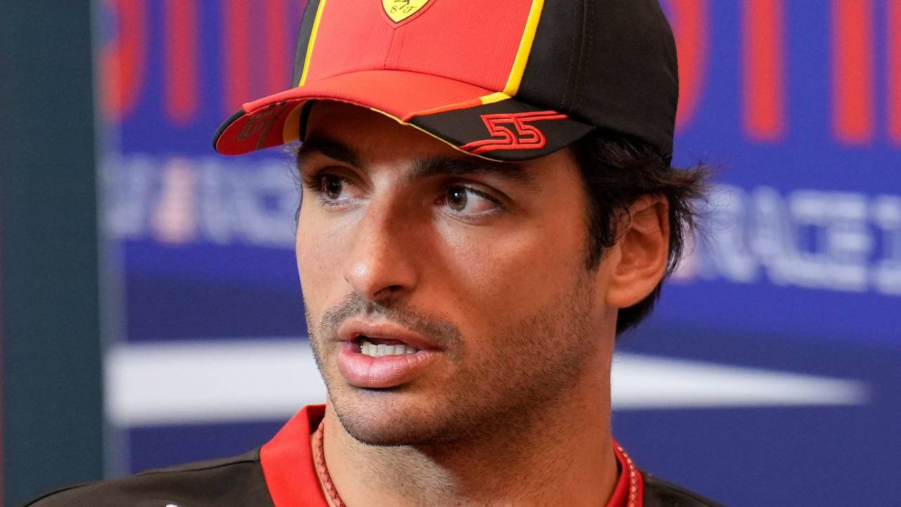 Ferrari-Pilot Carlos Sainz am 19. Oktober 2023 auf der Pressekonferenz vor dem Großen Preis der Formel 1 in den USA.