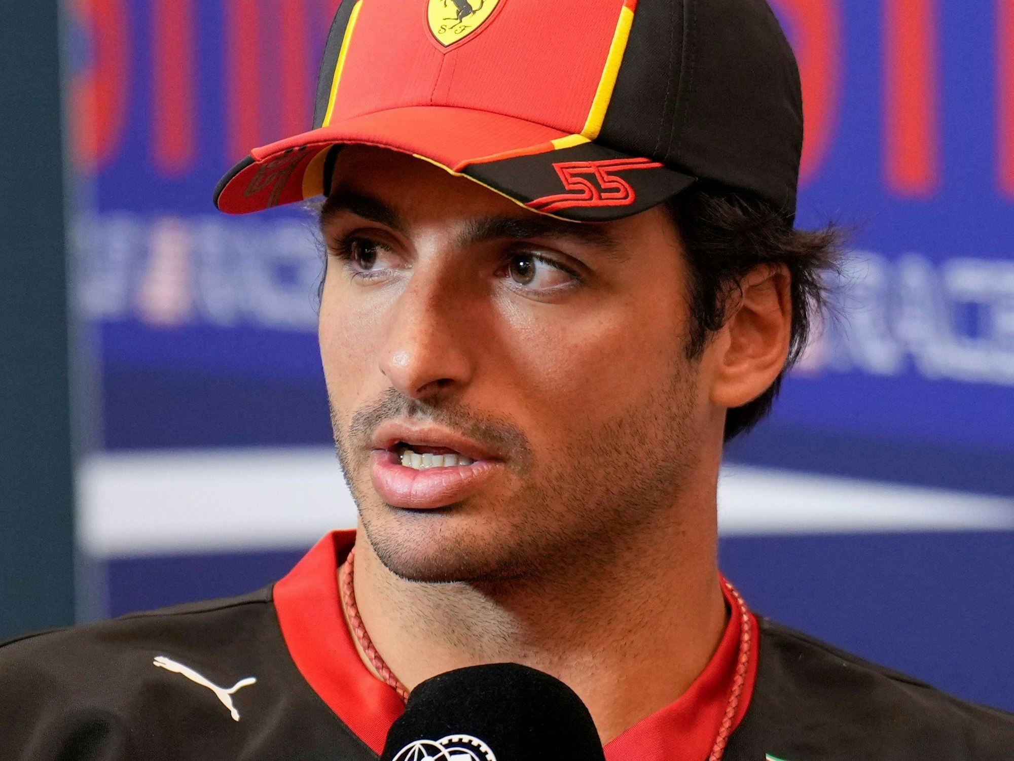 Ferrari-Pilot Carlos Sainz am 19. Oktober 2023 auf der Pressekonferenz vor dem Großen Preis der Formel 1 in den USA.
