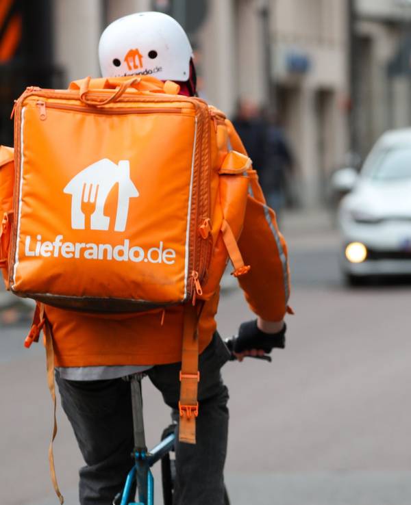 Ein Fahrradbote von Lieferando fährt durch die Innenstadt.