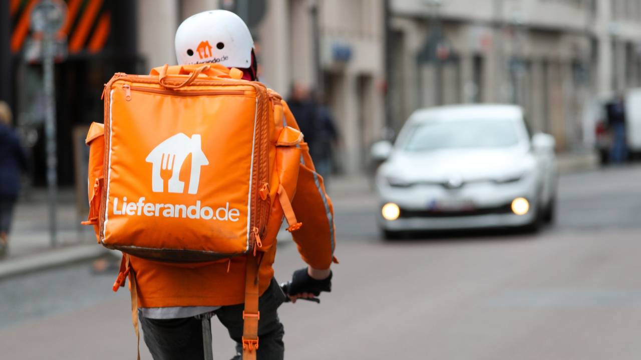 Ein Fahrradbote von Lieferando fährt durch die Innenstadt.