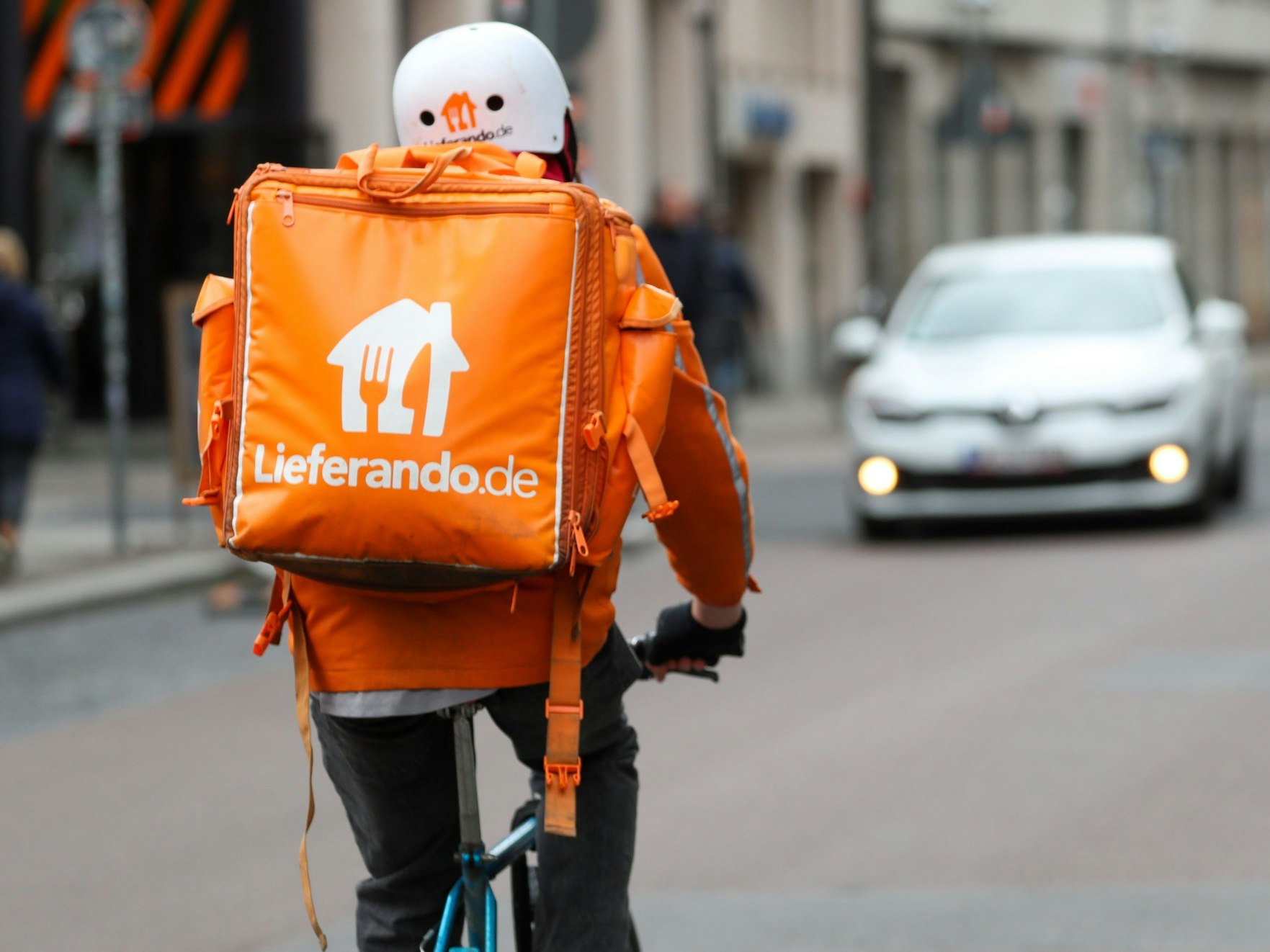 Ein Fahrradbote von Lieferando fährt durch die Innenstadt.