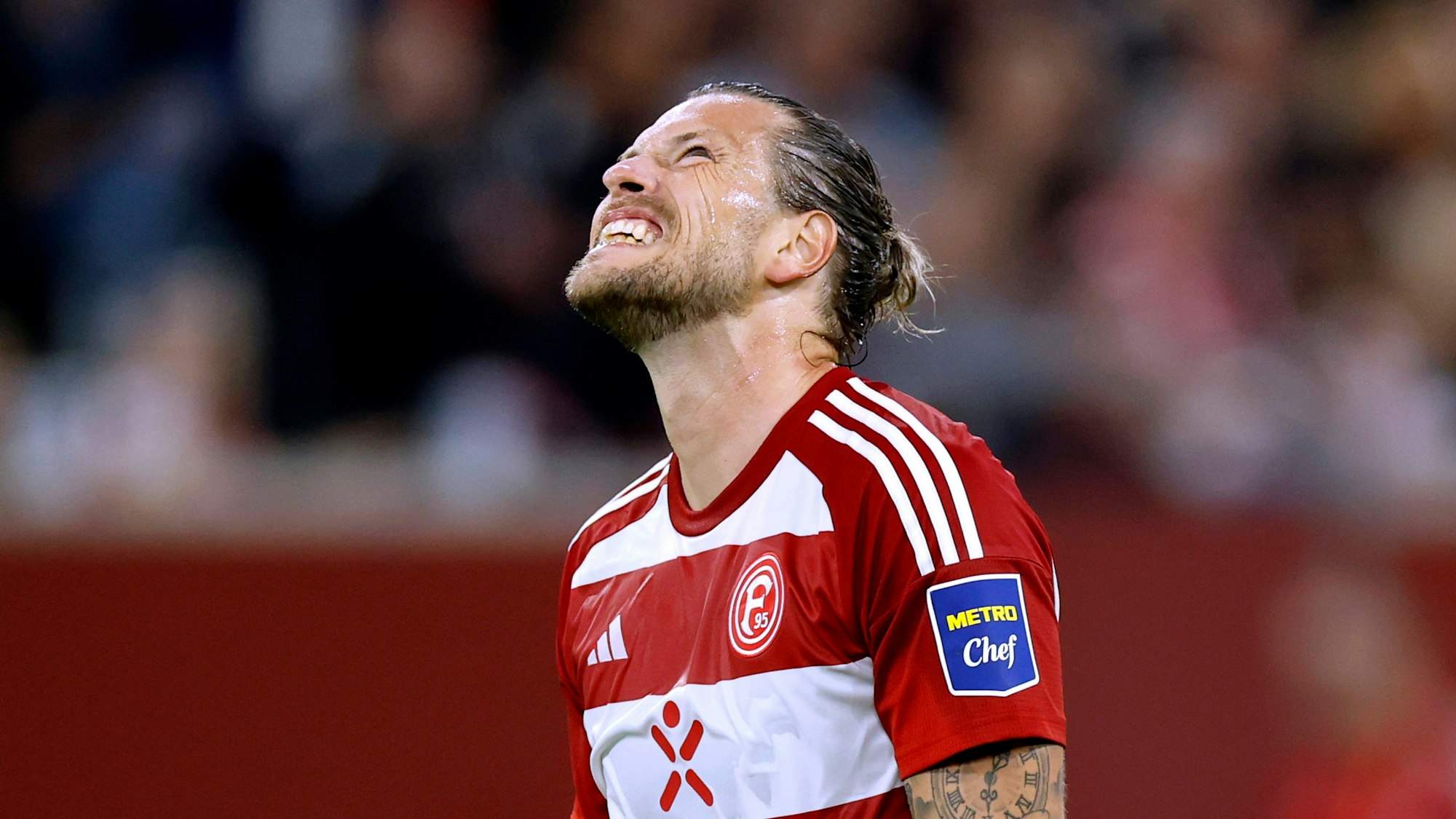 Fortuna Düsseldorfs Daniel Ginczek schaut verärgert gen Himmel.