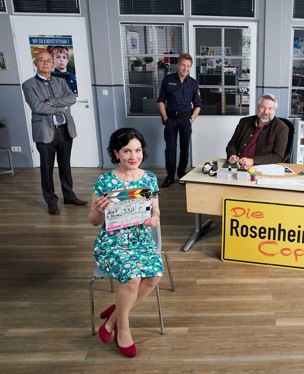 «Die Rosenheim-Cops» mit Marisa Burger
Gert Achtziger (Alexander Duda, l-r), Miriam Stockl (Marisa Burger), Michi Mohr (Max Müller), Anton Stadler (Dieter Fischer), Marie Hofer (Karin Thaler), Sven Hansen (Igor Jeftic) stehen am Set der «Rosenheim-Cops».