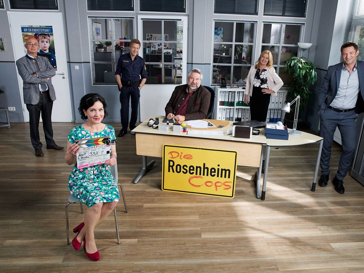 «Die Rosenheim-Cops» mit Marisa Burger
Gert Achtziger (Alexander Duda, l-r), Miriam Stockl (Marisa Burger), Michi Mohr (Max Müller), Anton Stadler (Dieter Fischer), Marie Hofer (Karin Thaler), Sven Hansen (Igor Jeftic) stehen am Set der «Rosenheim-Cops».