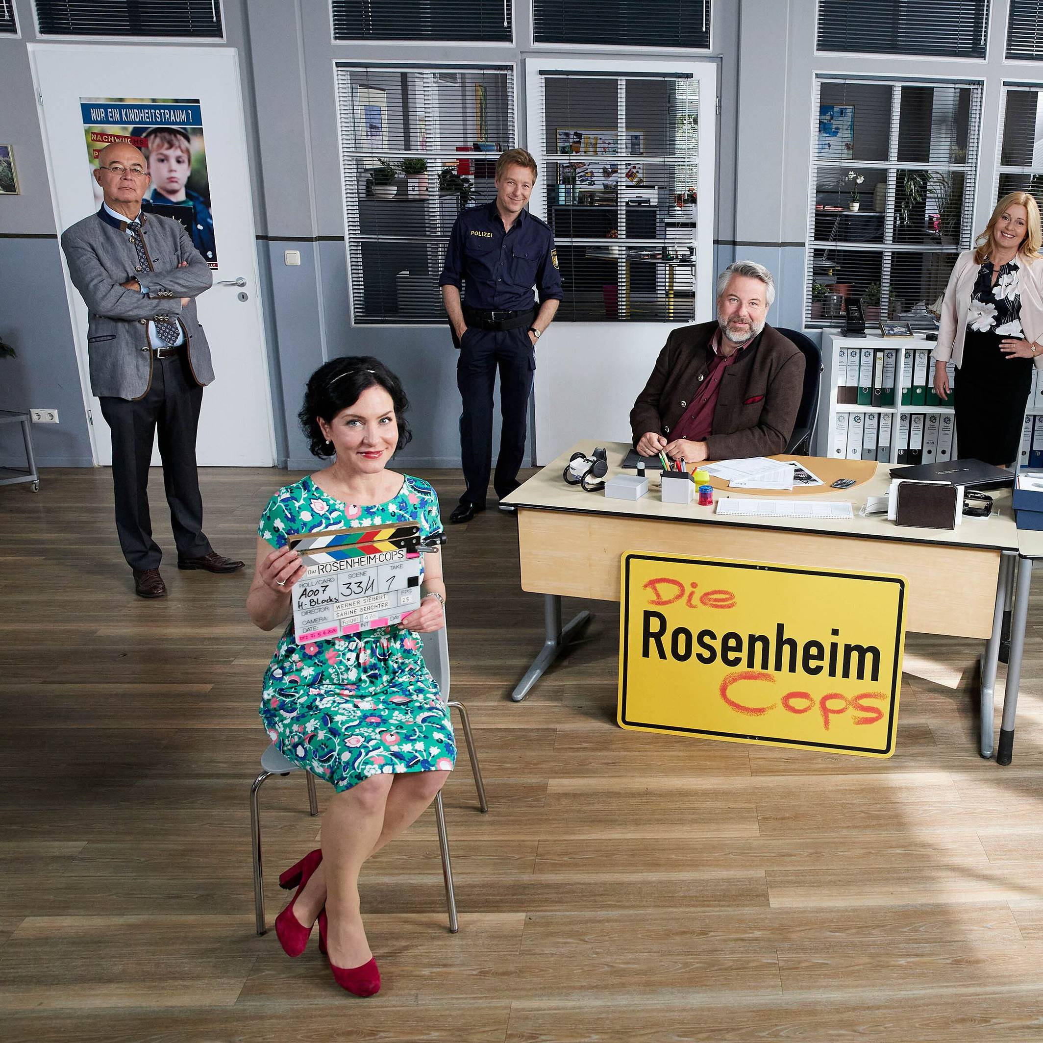 «Die Rosenheim-Cops» mit Marisa Burger
Gert Achtziger (Alexander Duda, l-r), Miriam Stockl (Marisa Burger), Michi Mohr (Max Müller), Anton Stadler (Dieter Fischer), Marie Hofer (Karin Thaler), Sven Hansen (Igor Jeftic) stehen am Set der «Rosenheim-Cops».