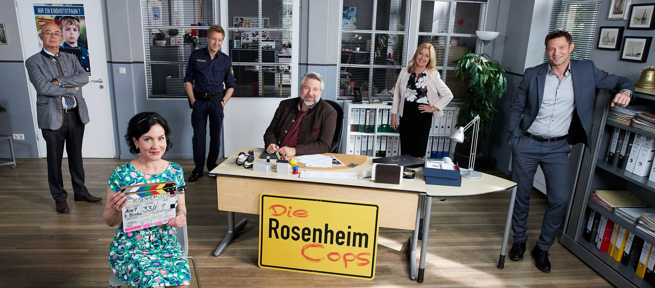 «Die Rosenheim-Cops» mit Marisa Burger
Gert Achtziger (Alexander Duda, l-r), Miriam Stockl (Marisa Burger), Michi Mohr (Max Müller), Anton Stadler (Dieter Fischer), Marie Hofer (Karin Thaler), Sven Hansen (Igor Jeftic) stehen am Set der «Rosenheim-Cops».