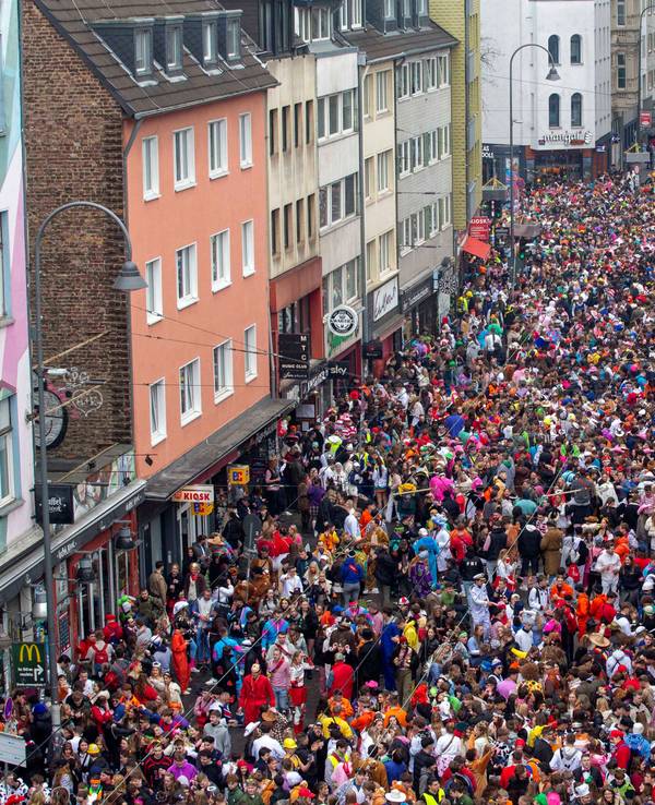 Junge Karnevalisten feiern Weiberfastnacht auf der Zülpicher Straße in Köln.
