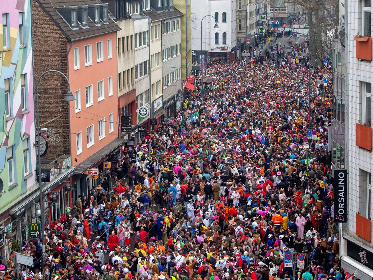 Junge Karnevalisten feiern Weiberfastnacht auf der Zülpicher Straße in Köln.