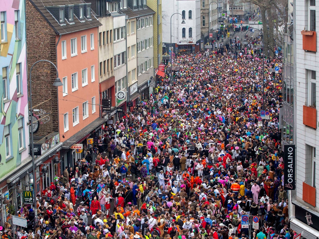 Junge Karnevalisten feiern Weiberfastnacht auf der Zülpicher Straße in Köln.
