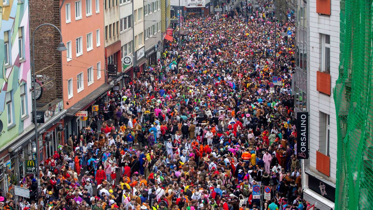Junge Karnevalisten feiern Weiberfastnacht auf der Zülpicher Straße in Köln.