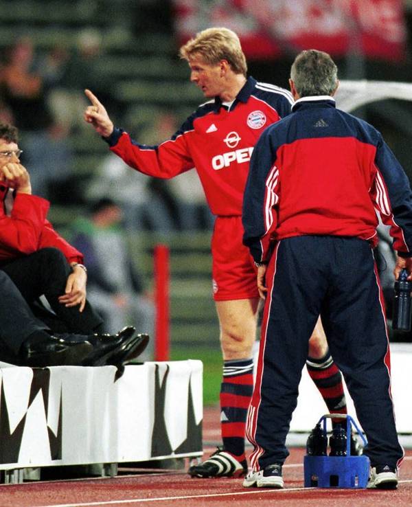 Stefan Effenberg im Bayern-Trikot mit einer Drohgebärde zum damaligen Bayern-Manager Uli Hoeneß.