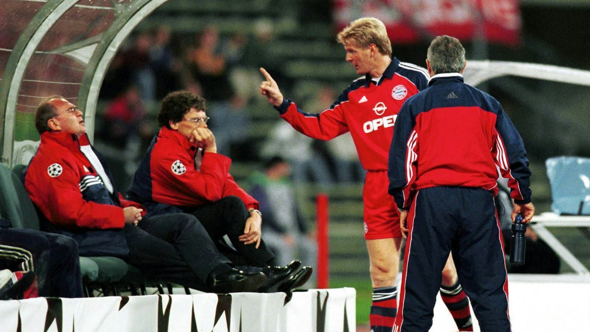 Stefan Effenberg im Bayern-Trikot mit einer Drohgebärde zum damaligen Bayern-Manager Uli Hoeneß.