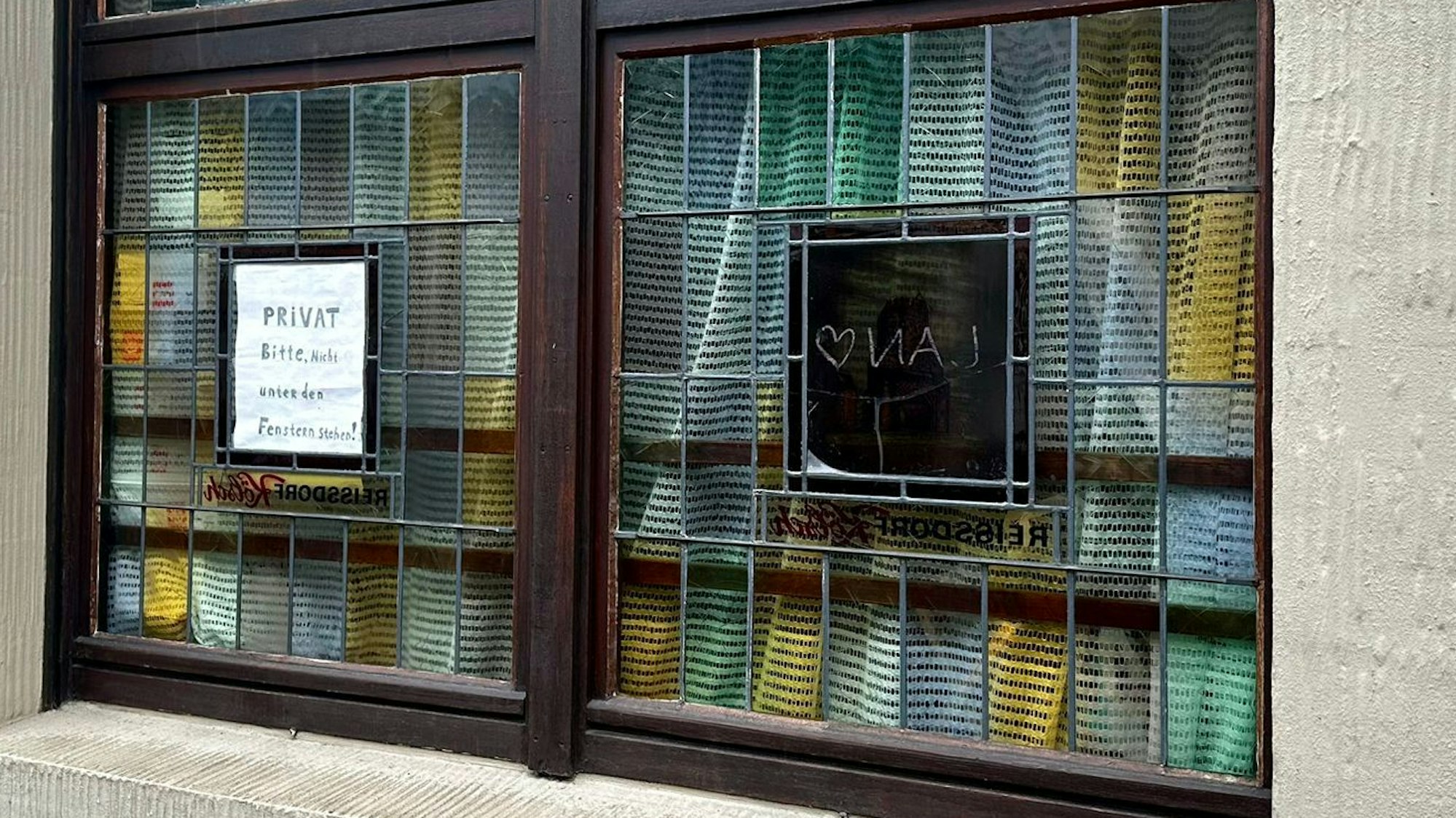 Die Fenster des ehemaligen 501 mit einem Hinweisschild.