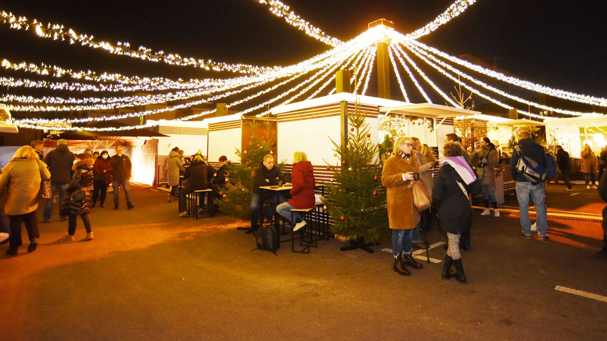 Der Weihnachtsmarkt Rooftop Xmas auf dem Parkhaus Brückenstraße.