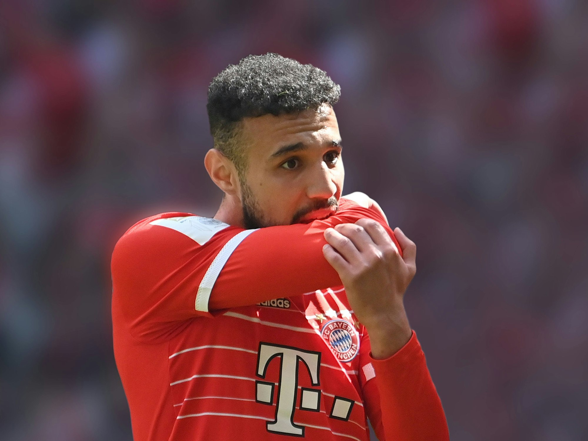 Noussair Mazraoui beißt sich im Bayern-Trikot in den Arm.