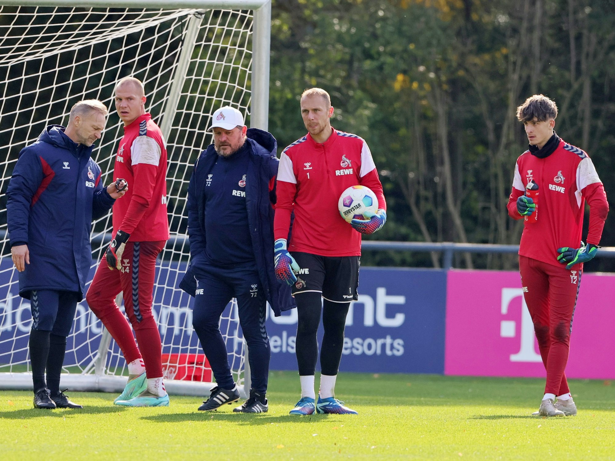 Steffen Baumgart begutachtet das Torwart-Training beim 1. FC Köln.