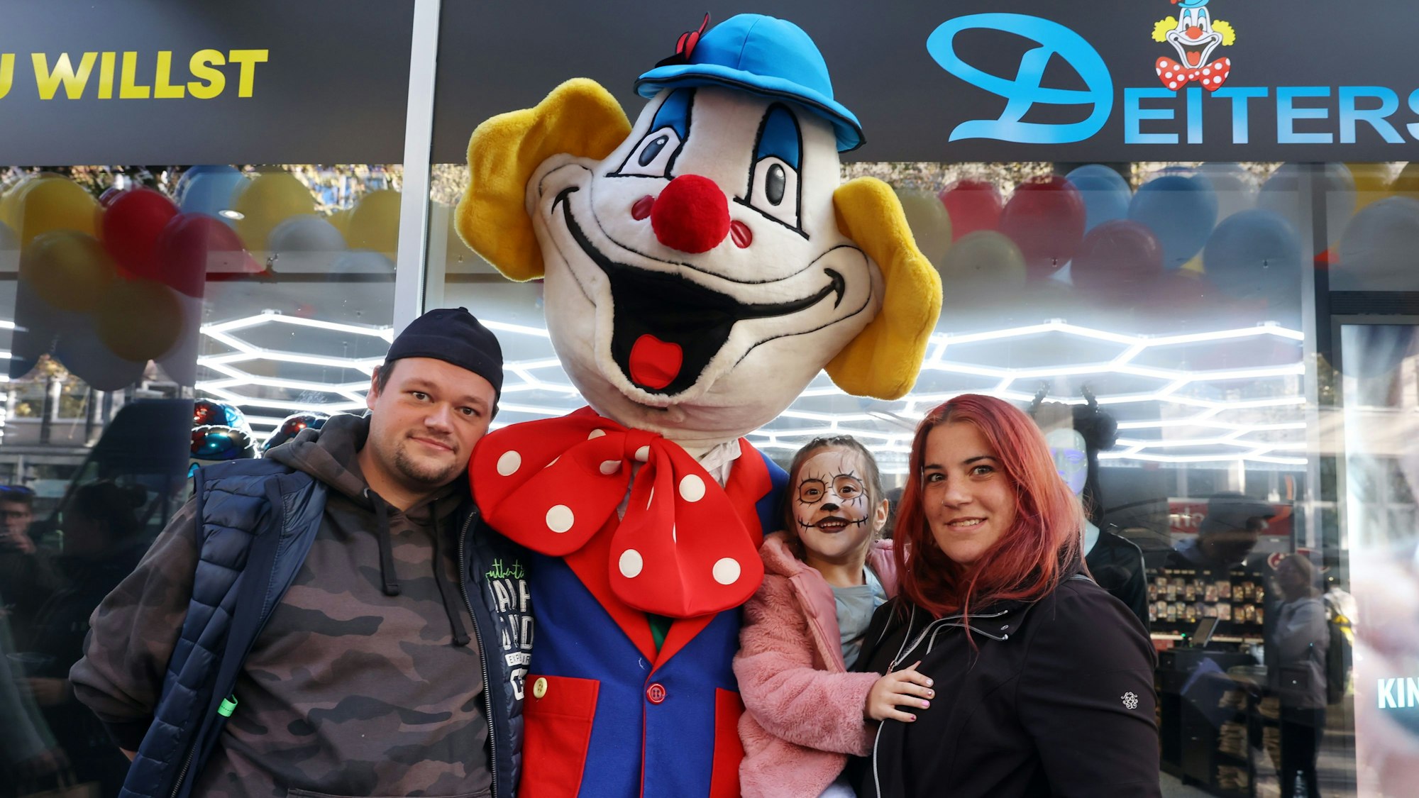 Kunden im Deiters-Geschäft in Köln.