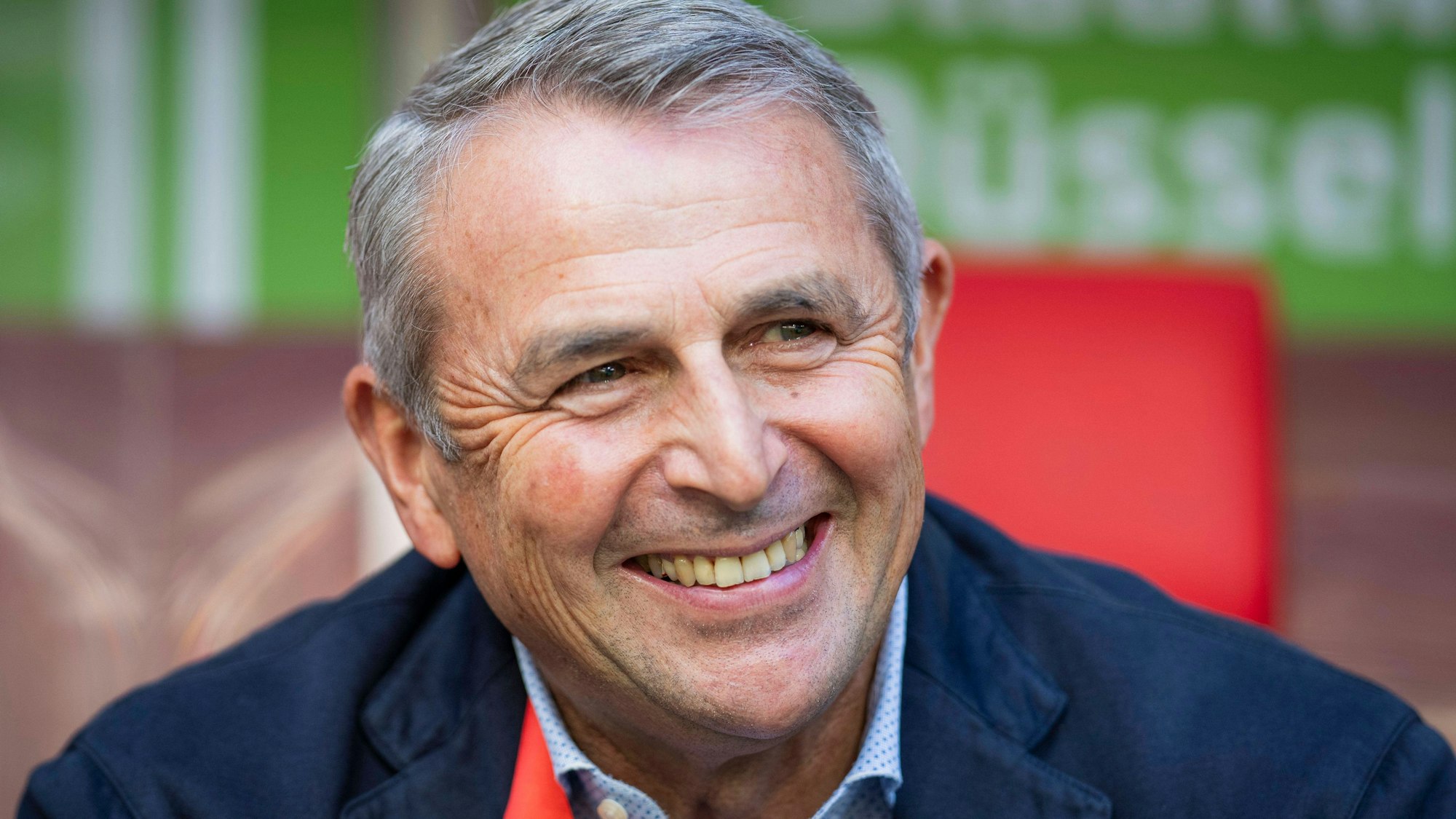 Fortuna Düsseldorfs Sport-Vorstand Klaus Allofs sitzt beim Spiel gegen den Karlsruher SC auf der Bank.