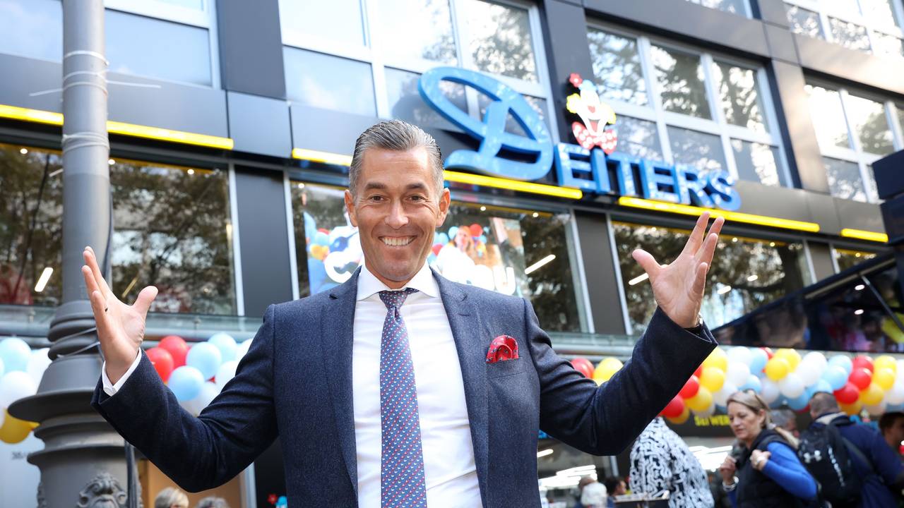 Herbert Geiss steht vor einer Deiters-Filial in Köln.