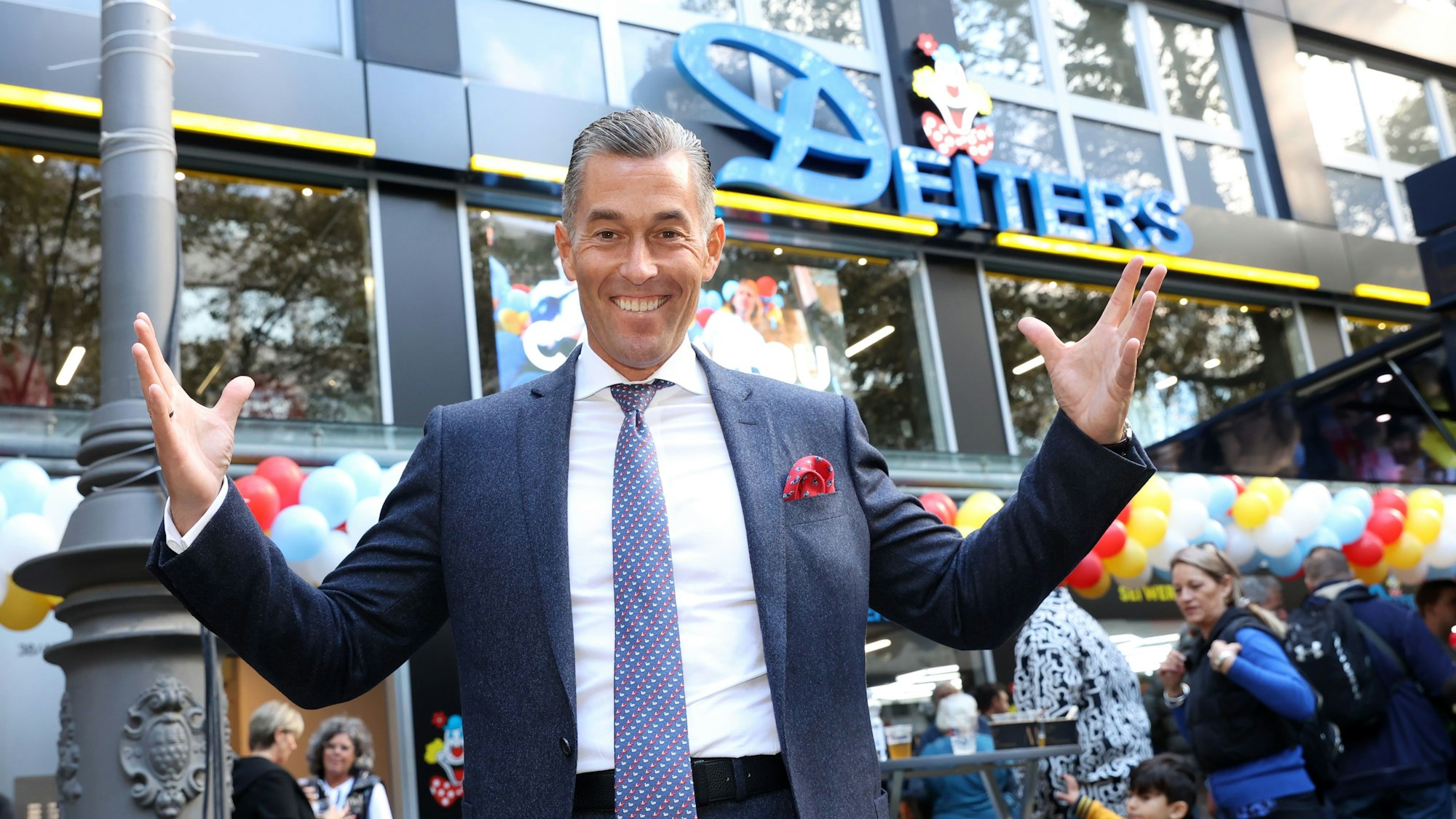 Eröffnung Deiters Flagshipstore am Hohenstaufenring mit Geschäftsführer Herbert Geiss.