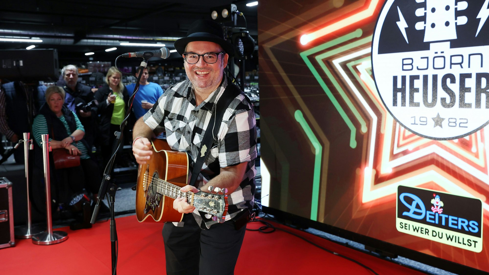 Eröffnung Deiters Flagshipstore am Hohenstaufenring mit Björn Heuser.