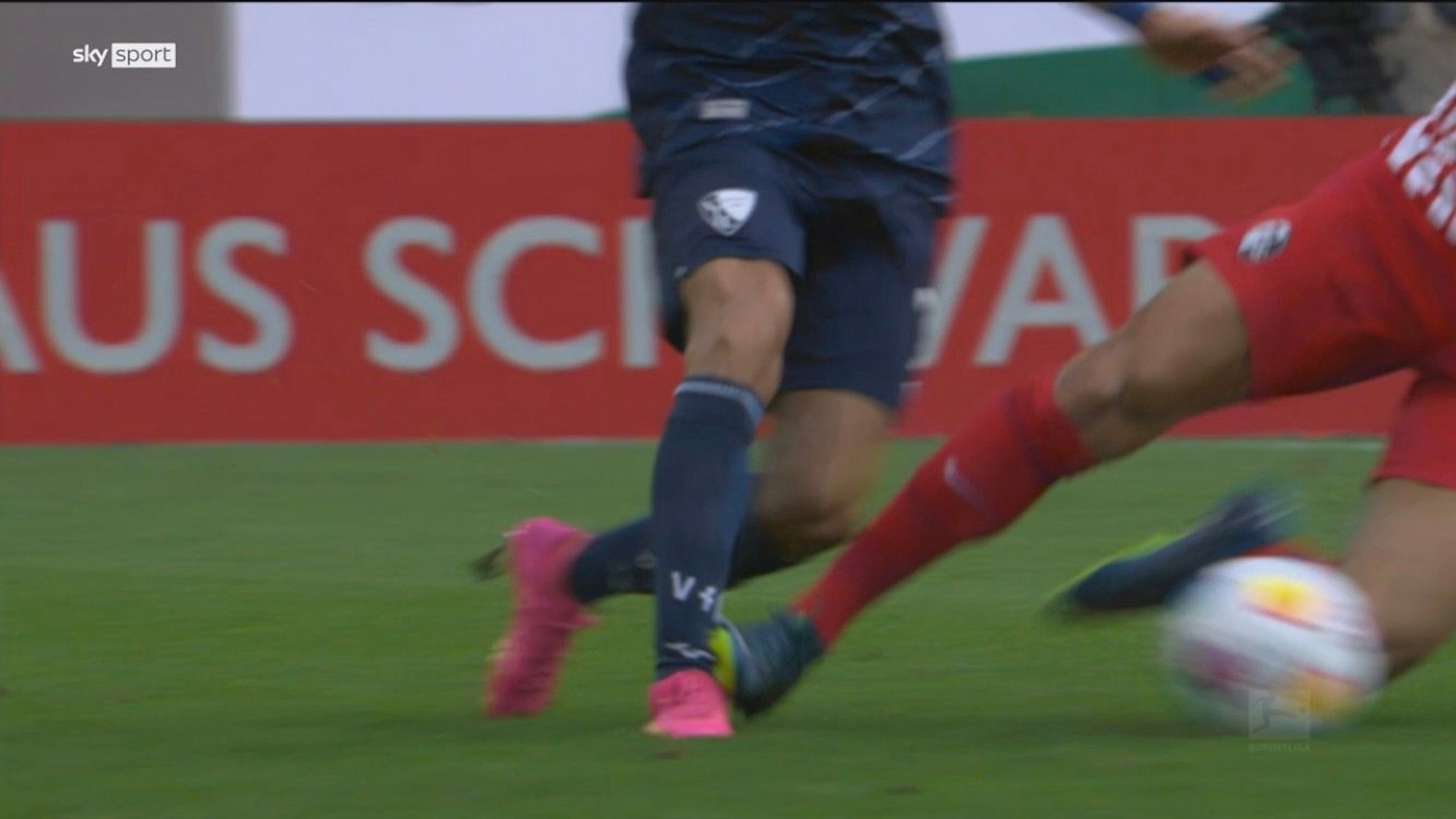 Vincenzo Grifo trifft Cristian Gamboa im Spiel zwischen Freiburg und Bochum am Fuß.