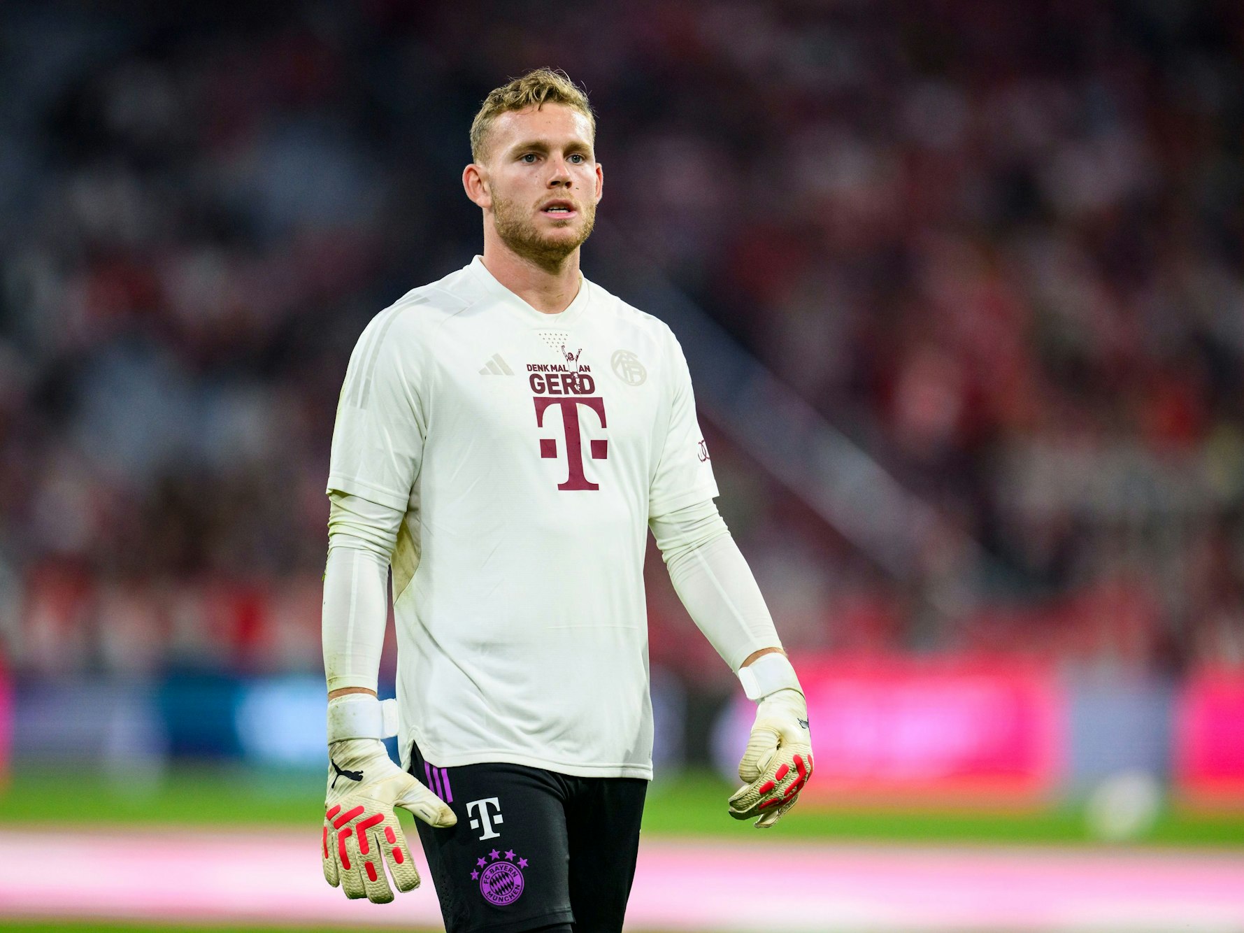 Münchens Torwart Daniel Peretz steht vor dem Spiel gegen Leverkusen im Stadion.