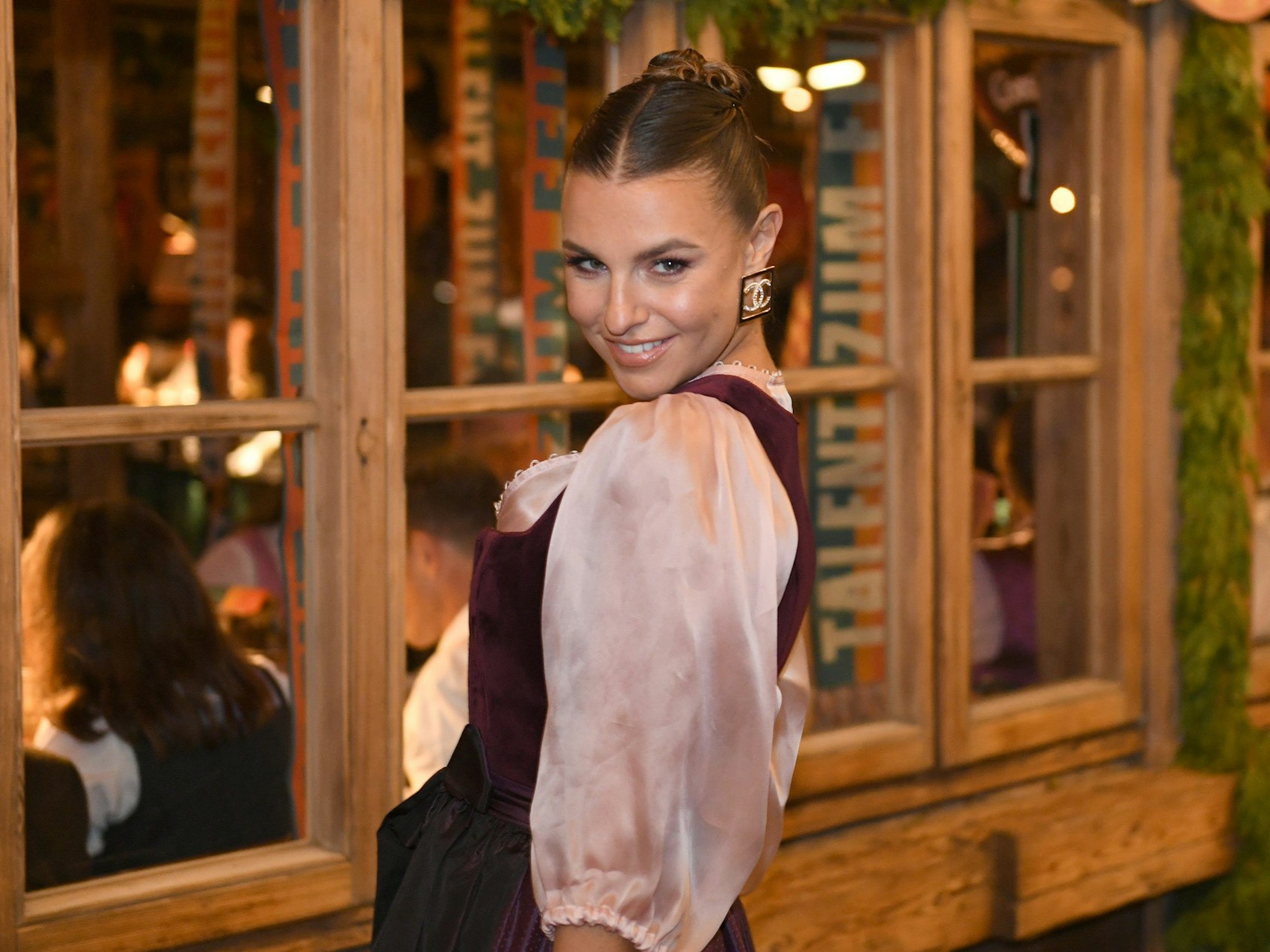 Die Moderatorin Laura Wontorra feiert im Käferzelt in München.