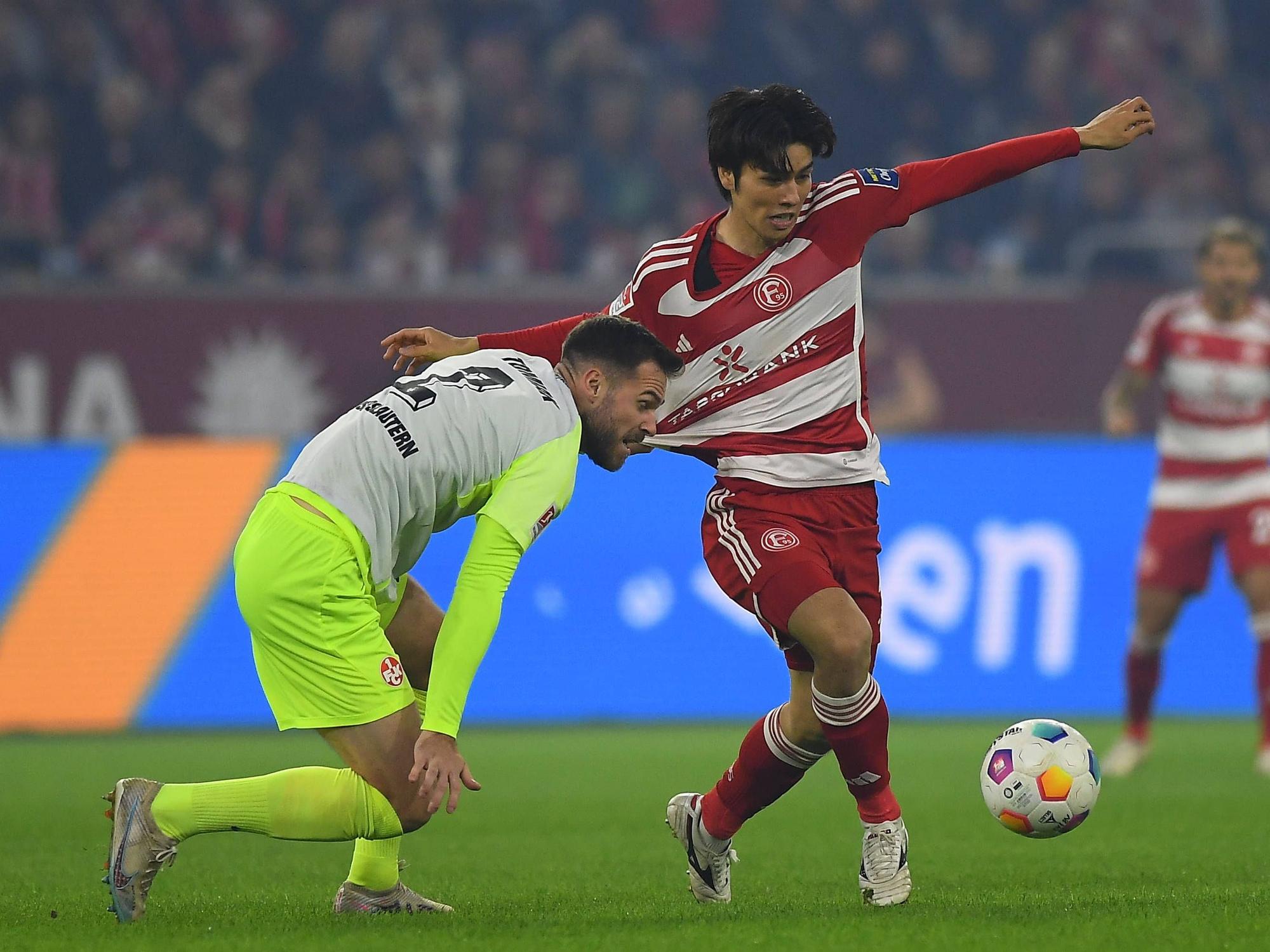 Ao Tanaka im Zweikampf mit Kaiserslauterns Boris Tomiak.