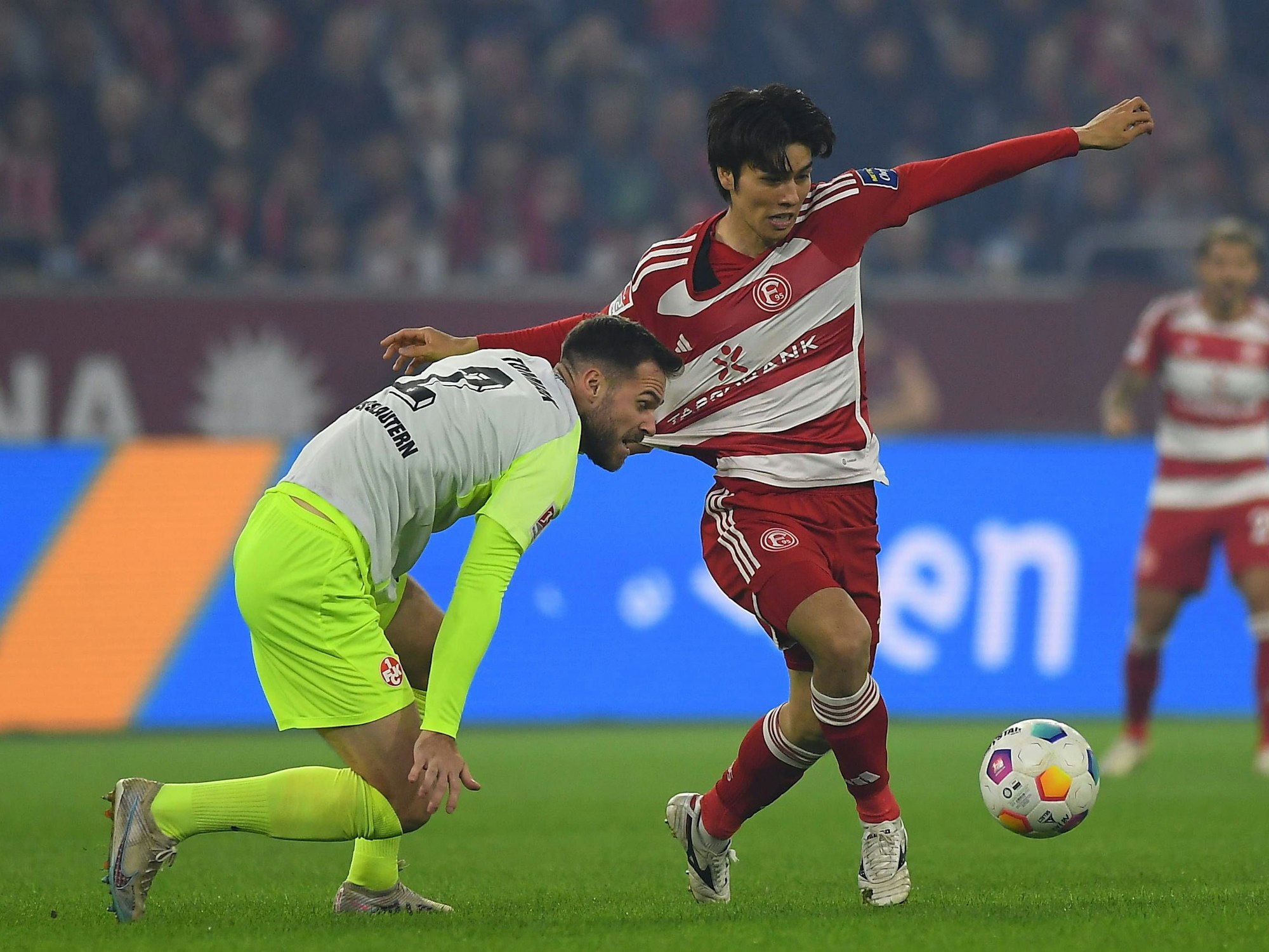 Ao Tanaka im Zweikampf mit Kaiserslauterns Boris Tomiak.