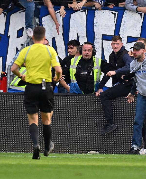 Während Loïs Openda jubelt, sind Darmstadt-Torwart Marcel Schuhen und einige Fans stinksauer.