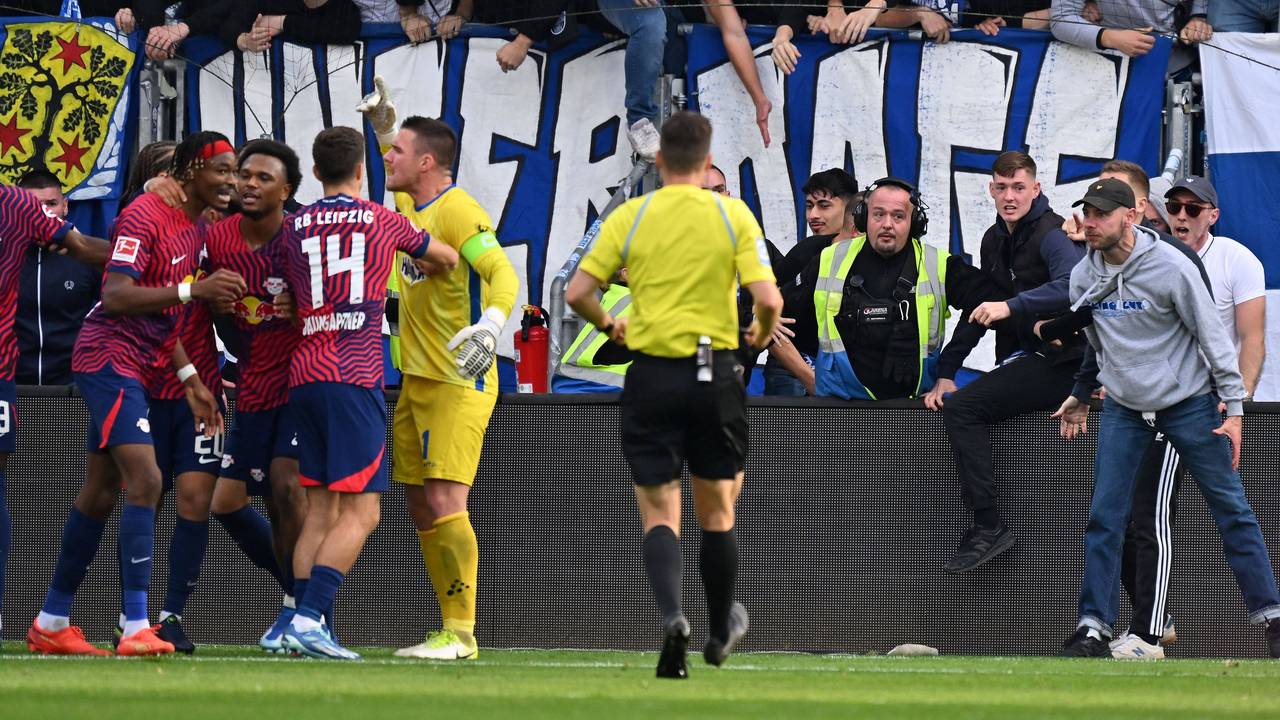 Während Loïs Openda jubelt, sind Darmstadt-Torwart Marcel Schuhen und einige Fans stinksauer.