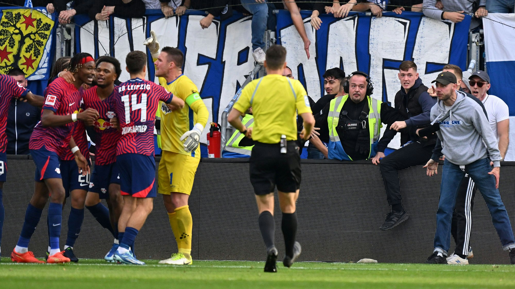 Während Loïs Openda jubelt, sind Darmstadt-Torwart Marcel Schuhen und einige Fans stinksauer.