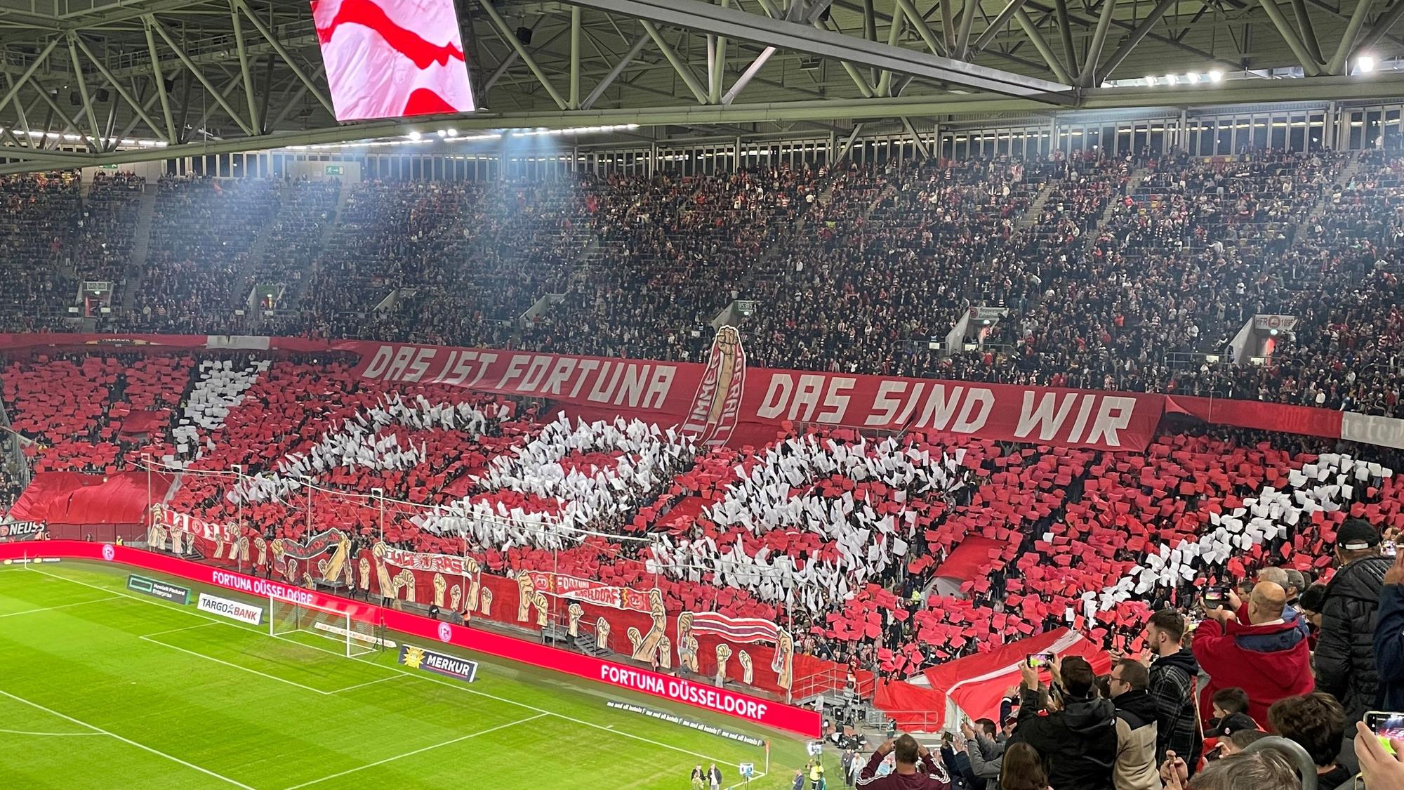 Die Fans von Fortuna Düsseldorf präsentieren ihre Choreografie beim Zweitliga-Spiel gegen den 1. FC Kaiserslautern.