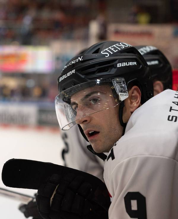 Eishockey-Stürmer Maximilian Kammerer sitzt auf der Bank der Kölner Haie