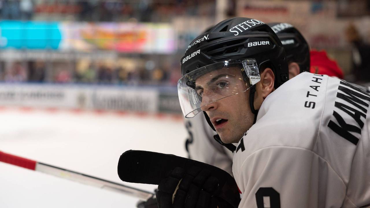 Eishockey-Stürmer Maximilian Kammerer sitzt auf der Bank der Kölner Haie