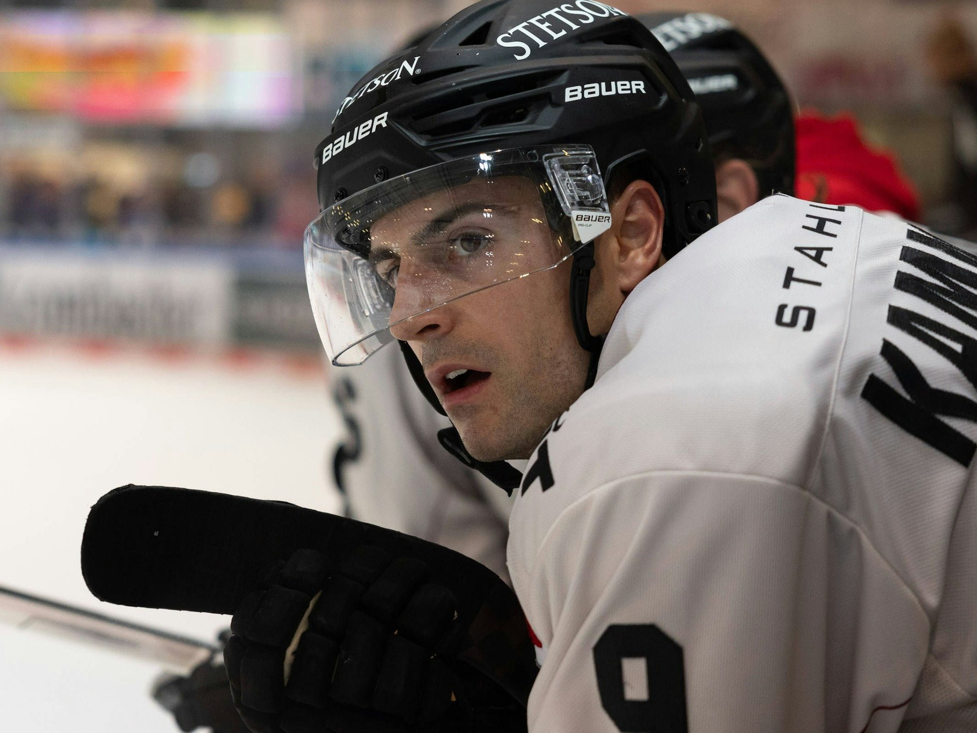 Eishockey-Stürmer Maximilian Kammerer sitzt auf der Bank der Kölner Haie