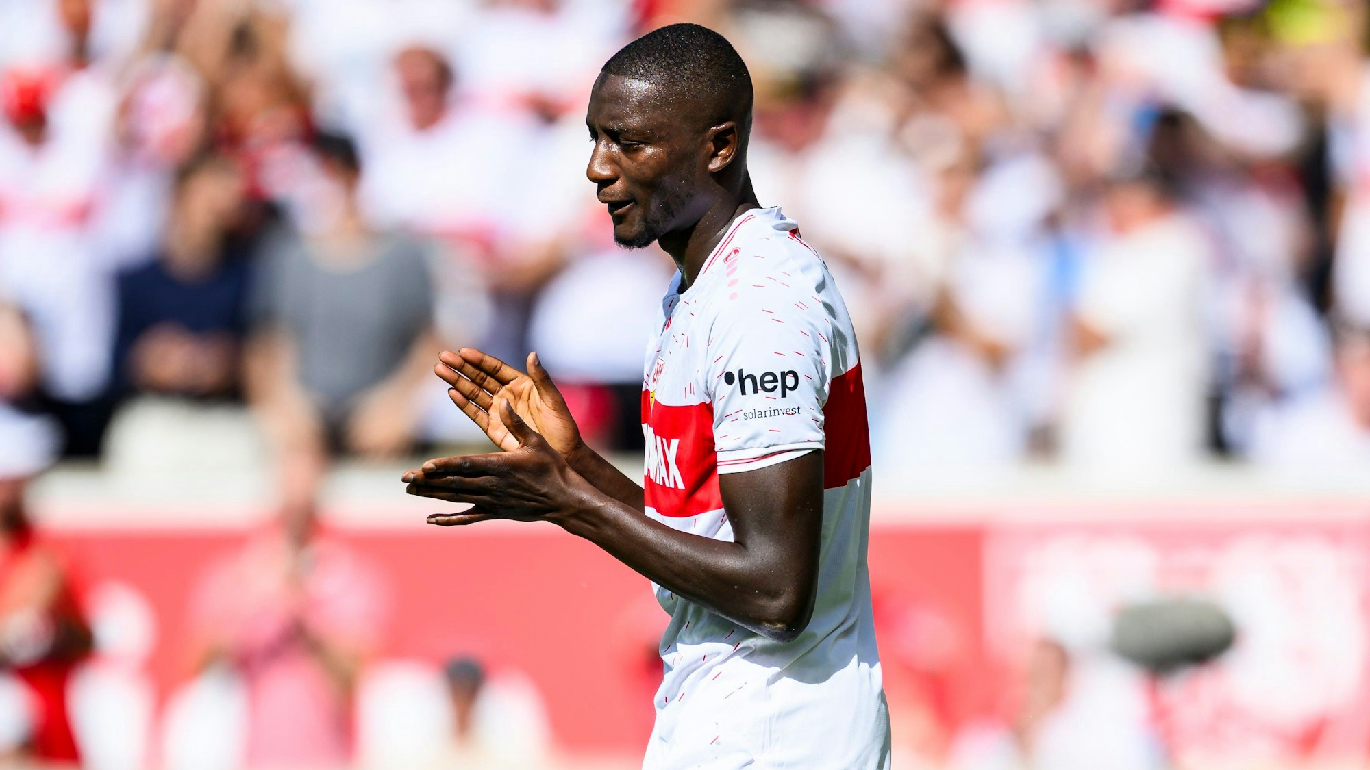 Serhou Guirassy klatscht nach einem Tor für den VfB Stuttgart.