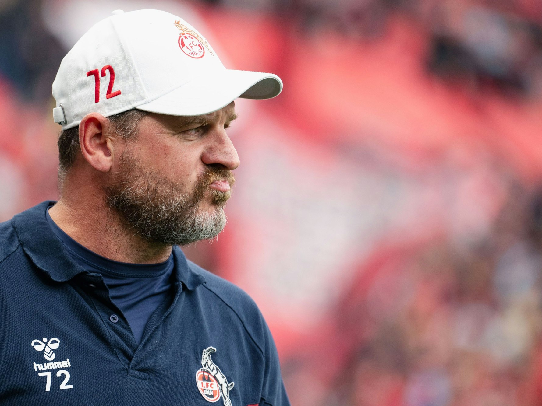 Kölns Trainer Steffen Baumgart blickt vor der Partie in die Runde.