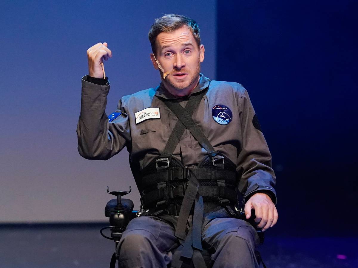 Der Schauspieler Samuel Koch ist bei seiner Show "Schwerelos" auf der Bühne.